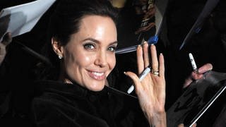 Angelina Jolie schreibt mit der linken Hand - Linkshänder haben so manche Vorteile im Leben, aber auch Nachteile.