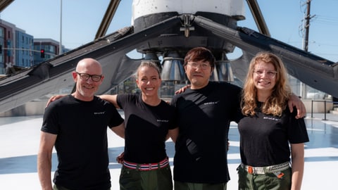 Zu sehen sind von links nach rechts der australische vehicle pilot Eric Philips, die norwegische vehicle commander Jannicke Mikkelsen, der chinesischstämmige Malteser Chun Wang, der die Mission finanziert und ganz rechts die Deutsche Rabea Rogge, die als mission specalist mitfliegen soll. Für alle vier wird es der erste Flug ins All. tags: Privatmission All deutsche Astronautin fliegt 