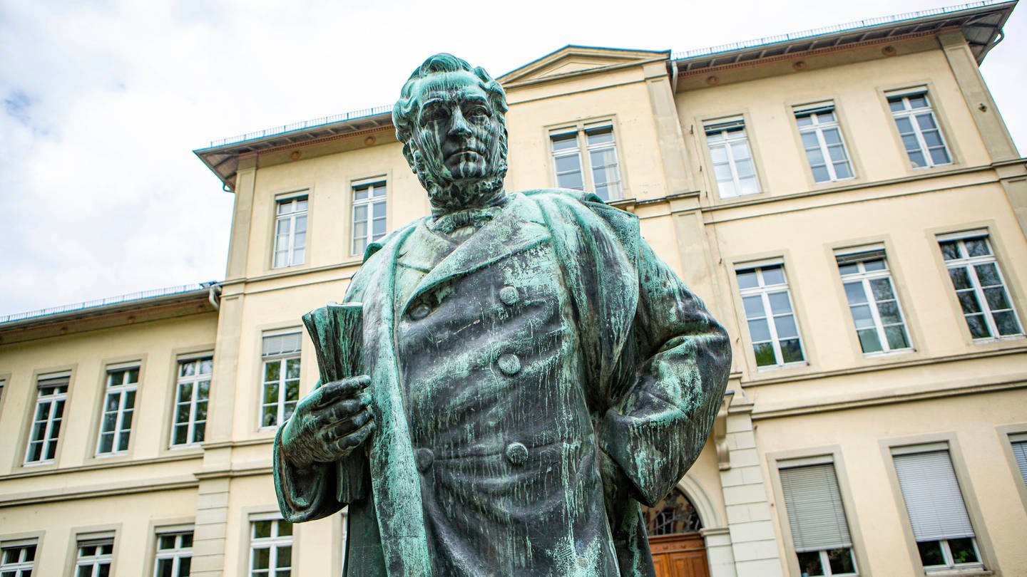 Dem Erfinder Robert Bunsen wurde in Heidelberg eine Statue gewidmet. Sie steht vor dem psychologischen Institut in der Altstadt.