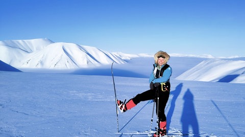 Rabea Rogge auf Skiern bei einem Training in Spitzbergen