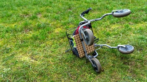 Unfälle und Stürze mit Rollatoren sind keine Seltenheit. Denn oft sind die Gehhilfen nicht individuell angepasst oder die Benutzer:innen sind unsicher im Umgang mit dem Rollator und verlieren das Gleichgewicht. Symbolbild: Umgestürzter Rollator