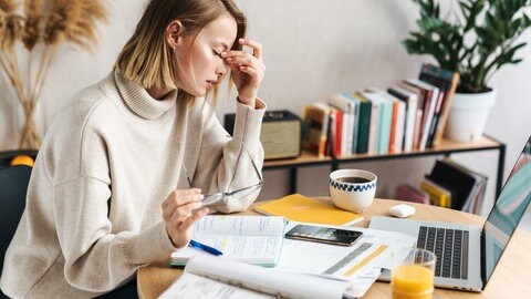 Kaffee gegen Kopfschmerzen? Das kann eine gute Idee sein. Denn Kaffee kann die Wirkung von Schmerzmittel verstärken. Drei Tipps gegen Kopfschmerzen - wissenschaftlich geprüft. Am 12. September ist Europäischer Kopfschmerz-und Migränetag.