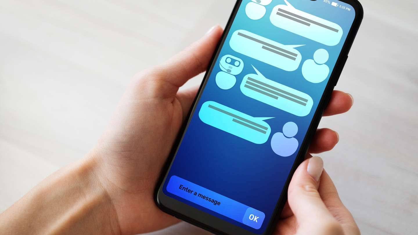 Dialog mit Chatbot auf einem Handy: Künstliche Intelligenz: Mit Chatbots gegen Verschwörungstheorien