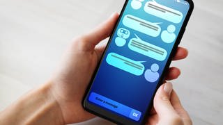 Dialog mit Chatbot auf einem Handy: Künstliche Intelligenz: Mit Chatbots gegen Verschwörungstheorien