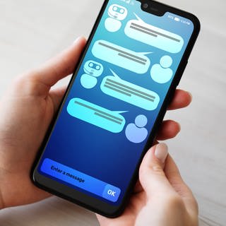 Dialog mit Chatbot auf einem Handy: Künstliche Intelligenz: Mit Chatbots gegen Verschwörungstheorien