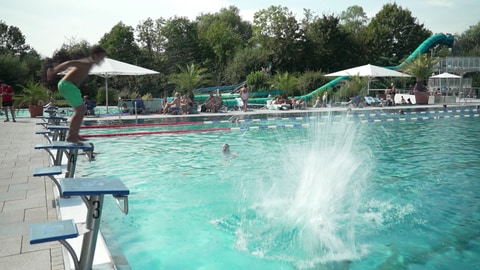 Besucher im Freibad. Aufgrund des külen Frühsommers, gab es insgesamt weniger Besucher im Sommer 2024.