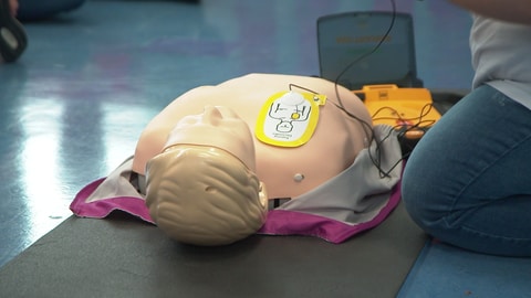 An einer Puppe wird auch der Umgang mit dem Defibrillator gelehrt.