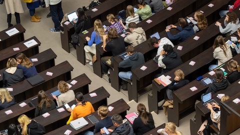 An den Hochschulen werden zu wenige Studierende in Rheumatologie ausgebildet, um alle Menschen mit rheumatischen Erkrankungen gut behandeln zu können. Dabei gibt es moderne Medikamente, die deutlich verbessert helfen können.