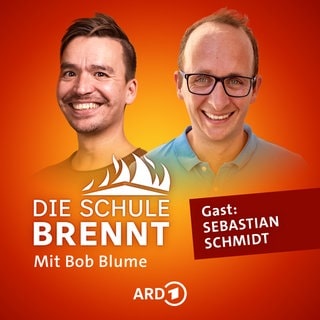 Sebastian Schmidt und Bob Blume auf dem Podcast-Cover von "Die Schule brennt – Mit Bob Blume"