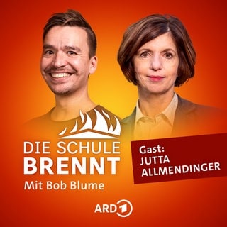 Jutta Allmendinger und Bob Blume auf dem Podcast-Cover von "Die Schule brennt – Mit Bob Blume"