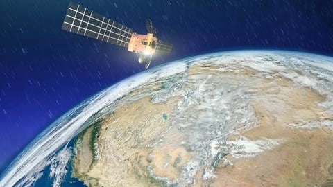 Satelliten, Bodenstationen und Flugzeuge liefern ständig neue Wetter-Daten. Doch Künstliche Intelligenz soll die Wettervorsagen verbessern, indem KI-Modelle lernen, mehr physikalische Zusammenhänge zu verstehen. Symbolfoto: Satellit und Erde