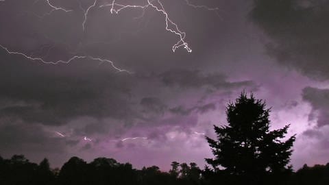 Gibt es Regen oder sogar ein Gewitter? Beim Berechnen von Niederschlägen stoßen Wettervorhersagen an ihre Grenzen. In Zukunft soll Künstliche Intelligenz die Regenwahrscheinlichkeit deutlich genauer vorhersagen. Symbolbild: Gewitter im Dunkeln 