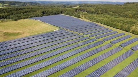 Betreiber von Photovoltaikanlagen und Stromnetzen profitieren von genaueren Wettervorhersagen durch Künstliche Intelligenz. Die gesamte Stromproduktion und Netzstabilität wird besser steuerbar, wenn die Sonnenstunden im Voraus bekannt sind. Schon jetzt übertreffen erste KI-Modelle die klassischen Wettervorhersagen. Symbolbild: Photovoltaikanlage