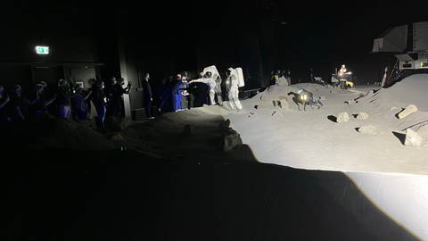 In der LUNA-Halle in Köln wurde eine Mondlandschaft nachgebaut, in der Astronauten für zukünftige Monsmissionen trainieren können. 