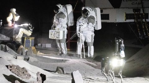 Zwei Astronauten stehen in der LUNA-Halle in Köln. Hier trainieren sie mir verschiedenen Geräten für zukünftige Mondmissionen. 