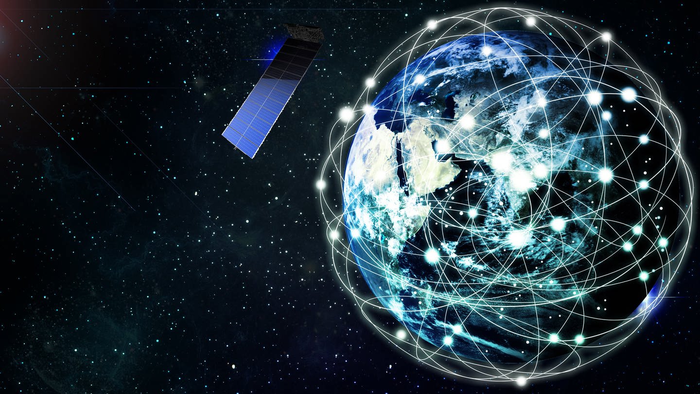 Satelliten-Netz fliegt um die Erde. Starlink-Satelliten im Weltall können Radioteleskope stören.