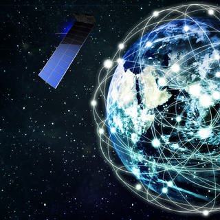 Satelliten-Netz fliegt um die Erde. Starlink-Satelliten im Weltall können Radioteleskope stören.