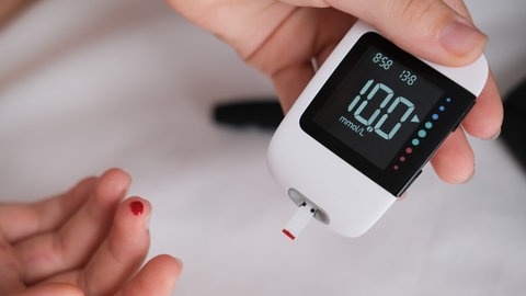 Glykometer für Menschen mit Diabetes. Ohne Insulin können sie den Zucker im Blut nicht abbauen.