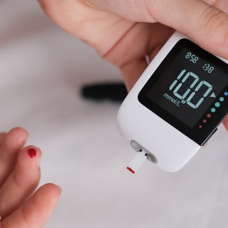 Glykometer für Menschen mit Diabetes. Ohne Insulin können sie den Zucker im Blut nicht abbauen.