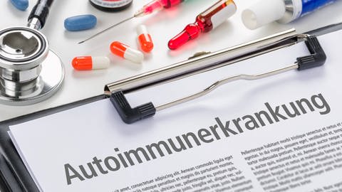 Klemmbrett mit Aufschrift: Autoimmunkrankheit. Bei Menschen mit Diabetes Typ 1 greift das Immunsystem Zellen an, die Insulin produzieren. Durch die Stammzelltherapie soll der Körper wieder in der Lage sein Insulin zu produzieren.