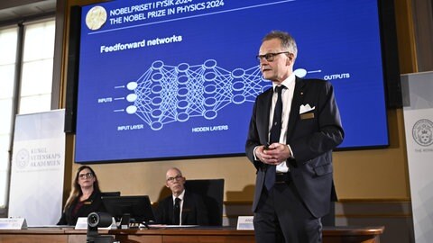 Bei der Verkündung des Nobelpreises für Physik 2024 erklärt Anders Irbäck, Professor für Theoretische Physik, die Funktionsweise der von den Preisträgern Hopfield und Hinton entwickelten neuronalen Netzen.