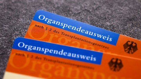 Organspender wird man in Deutschland nur dann, wenn man sich zu Lebzeiten als Organspender registriert hat bzw. mit einem Organspendeausweis seine Bereitschaft zur Organspende dokumentiert hat. In einigen anderen Ländern Europas gilt die Widerspruchslösung. Die FDP will die Kriterien für den Zeitpunkt des Todes jetzt ändern.