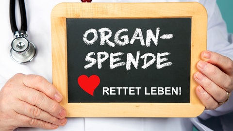 In Deutschland gibt es zu wenig Organspenden. Es gibt daher aus der FDP die Forderung, das Organe nicht erst bei festgestelltem Hirntod, sondern bereits nach Herz-Kreislauf-Stillstand entnommen werden dürfen.