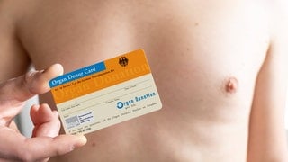 In Deutschland gibt es zu wenig Organspenden. DIE FDP will den Zeitpunkt des Todes bei Organspenden jetzt neu regeln: Organe sollen nicht erst bei festgestelltem Hirntod, sondern bereits nach Herz-Kreislauf-Stillstand entnommen werden dürfen.