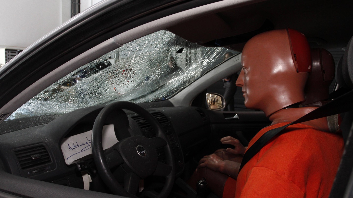 Bei einem Autounfall sind nicht alle Menschen gleich gut geschützt - hier spielen Alter, Geschlecht und Körpergröße eine Rolle. In Crashtests wird an Dummys untersucht, wie diese Faktoren das Verletzungsrisiko beeinflussen.