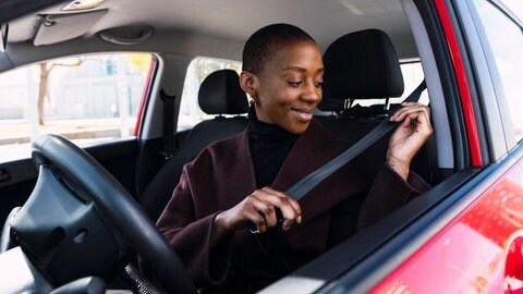 Ist der Autogurt optimal eingestellt, so ist das Risiko einer Brustverletzung bei einem Autounfall geringer. Expertin Kirstin Zeidler rät: Beim Autokauf auf einen höhenverstellbaren Gurt achten. Das reduziert das Verletzungsrisiko.