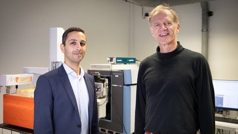 Thierry Nordmann (l.) und Matthias Mann (r.) im Proteomics-Labor am Max-Planck-Institut für Biochemie, wo die Forschenden eine wirksame Methode zur Behandlung der Hauterkrankung toxische epidermale Nekrolyse entdeckt haben. 