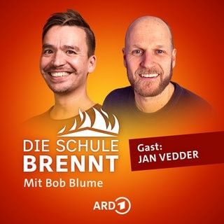 Jan Vedder und Bob Blume auf dem Podcast-Cover von "Die Schule brennt – Mit Bob Blume"