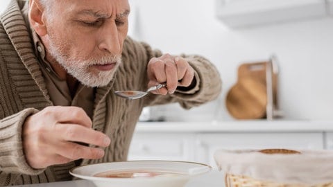 Menschen mit Parkinson haben oft eine gestörte Feinmotorik. Die tiefe Hirnstimulation kann Beschwerden lindern und die Lebensqualität verbessern.