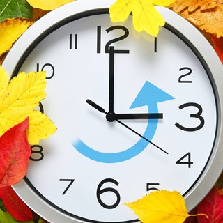 Eine Uhr mit einem Pfeil, der das Zurückstellen andeutet. Ab dem 27. Oktober gilt wieder die Winterzeit und die die Uhr wird um eine Stunde zurückgestellt. Eigentlich sollte die Zeitumstellung abgeschafft werden. Was sagt die Forschung dazu?