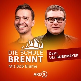 Ulf Buermeyer und Bob Blume auf dem Podcast-Cover von "Die Schule brennt – Mit Bob Blume"