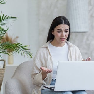 Patientin per Video im Behandlungsgespräch der Psychotherapie