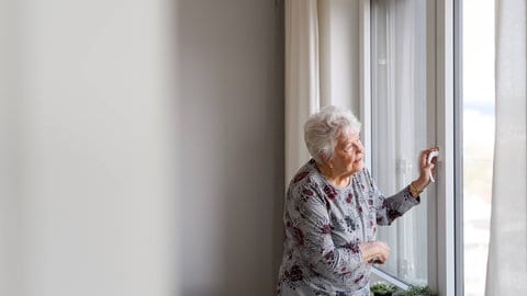 Abgesehen von Singles oder Paaren: Besonders Menschen im mittleren und höheren Lebensalter leiden unter einer Depression. Alleinstehende darunter häufiger.