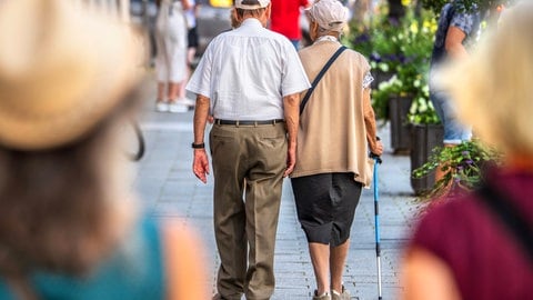 Paare die bis ins hohe Alter eine positive Beziehung haben, sind meist gesünder. Doch Singles werden vor allem durch Einsamkeit in die Depression getrieben.