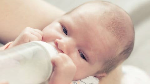 Die Babys erhalten nach dem Kaiserschnitt den Muttermilch-Mix. Darin sind extrem kleine Mengen der Stuhlprobe der Mutter in flüssiger Form enthalten.