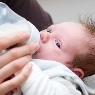 Ein finnisches Forschungsteam hat jetzt Stuhlproben von Müttern in die Muttermilch gegeben. Davon sollen Babys nach einem Kaiserschnitt profitieren.