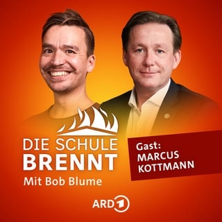 Marcus Kottmann und Bob Blume auf dem Podcast-Cover von "Die Schule brennt – Mit Bob Blume"