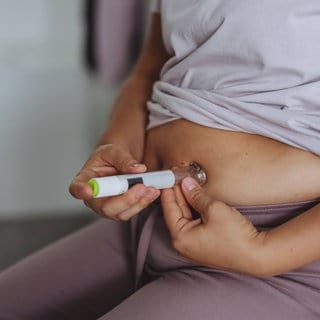 Eine Frau spritzt sich mit der Abnehmspritze in den Bauch. Diese kann nicht nur bei Diabetes und Adipositas helfen, sondern neusten Erkenntnissen zufolge auch Herzinfarkten, Alzheimer und Parkinson vorbeugen.