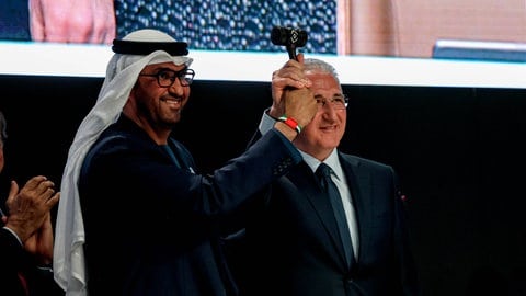 Schwierige Verhandlungen im Schatten von Donald Trump: COP28-Präsident Al Jaber aus den Vereinigten Arabischen Emiraten überreicht dem neuen COP29-Präsidenten Mukhtar Babayev den COP-Hammer während der Eröffnungszeremonie der Klimakonfernez in Baku.