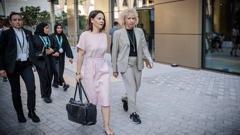 Bereits bei den schwierigen Verhandlungen im Rahmen der Klimakonferenz 2023 war Jennifer Morgan dabei. Hier im Bild mit Bundesaussenministerin Annalena Baerbock (Buendnis 90 Die Gruenen).