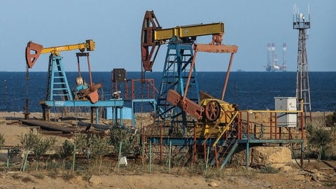 Ölpumpen wie diese gibt es im Gastgeberland der Klimakonferenz zu hauf. Ein weiterer Grund für schwierige Verhandlungen.