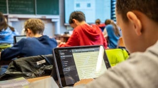 In der aktuellen  ICILS-Studie wurde die Digitalkompetenz von Heranwachsenden untersucht. Die soziale Herkunft scheint auch hier ein wichtiger Faktor für die Fähigkeiten der Schülerinnen und Schüler zu sein.