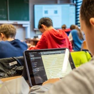 In der aktuellen  ICILS-Studie wurde die Digitalkompetenz von Heranwachsenden untersucht. Die soziale Herkunft scheint auch hier ein wichtiger Faktor für die Fähigkeiten der Schülerinnen und Schüler zu sein.