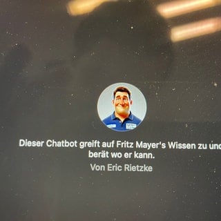 Ein KI-Chatbot soll beim Onboarding von neuen Mitarbeitern helfen. Die künstliche Intelligenz mit dem Namen „Fritz Mayer“ hat dabei einen älteren Angestellten zum Vorbild, der sein Wissen an die jüngere Generation weitergeben will.