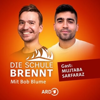 Mujtaba Sarfaraz und Bob Blume auf dem Podcast-Cover von "Die Schule brennt – Mit Bob Blume"