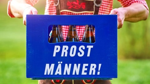 Ein Mann trägt einen vollen Bierkasen auf dem steht "Prost Männer!", tags: Fakten Männergesundheit Männer Fakten Gesundheit